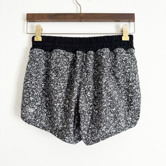 LULULEMON Tracker Short IV Daisy Dust Alpine White Black 4 - Picture 6 of 9